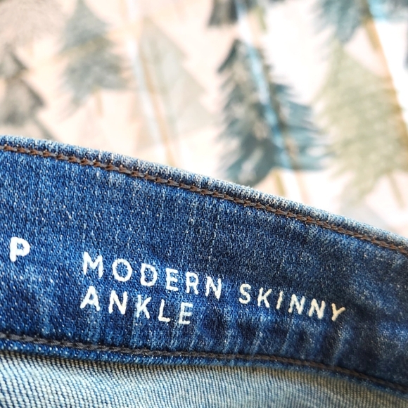 Ann Taylor Loft Modern Distressed light wash Skinny ankle jeans size 4 / 27 - Picture 6 of 9
